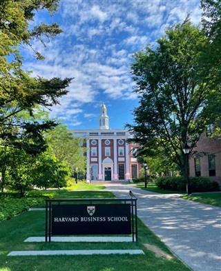 美國留學(xué)|美政府拿哈佛開刀，哈佛大學(xué)被迫放棄國際學(xué)生……