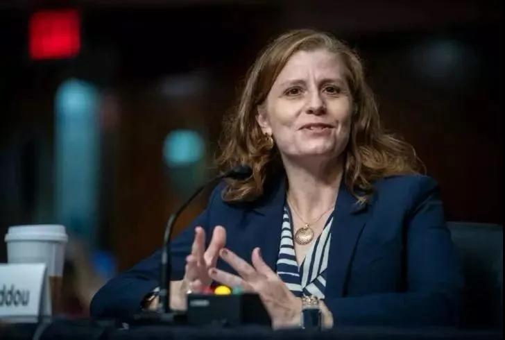 移民美國又添新利好！美國首位女性移民局局長上任，來自移民家庭！